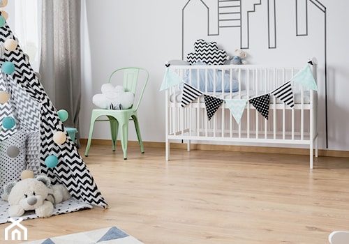 Panele w pokoju dziecka - Średni szary pokój dziecka dla niemowlaka dla chłopca dla dziewczynki, styl skandynawski - zdjęcie od SWISS KRONO