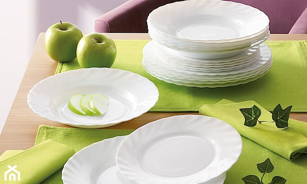 nakrycie stołu jadalnianego w kolorze greenery