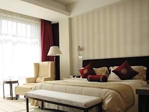 Tapety objektowe Muraspec - Duża beżowa biała sypialnia, styl tradycyjny - zdjęcie od DecoMania.pl