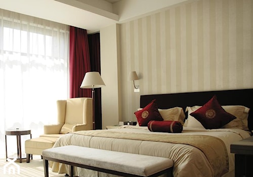 Tapety objektowe Muraspec - Duża beżowa biała sypialnia, styl tradycyjny - zdjęcie od DecoMania.pl