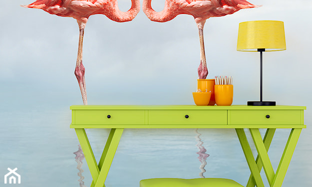 zielone biurko, fototapeta z flamingami, żółta lampa biurowa