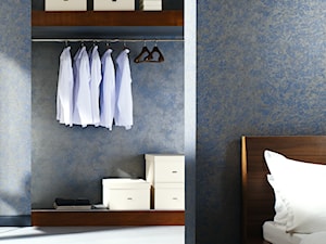 Tapeta winylowa na fizelinie Marburg - Pure by Dieter langer - Średnia niebieska szara sypialnia z garderobą, styl minimalistyczny - zdjęcie od DecoMania.pl