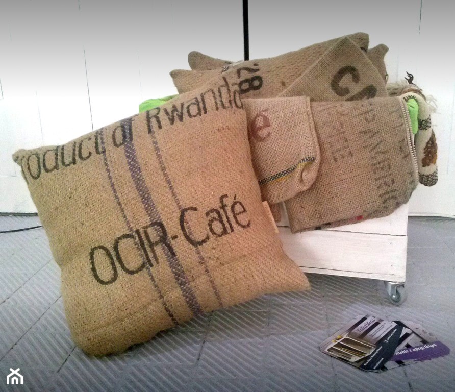 poduszki z worków po kawie PalletIdeas - zdjęcie od DecoMania.pl - Homebook