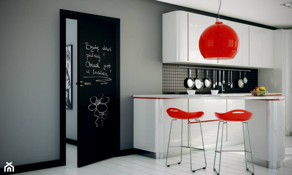 farba tablicowa na drzwiach w kuchni, biała kuchnia z czerwonymi akcentami, czerwona lampa wisząca, czerwone hokery