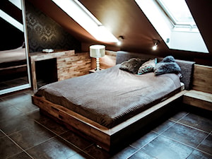 Duża brązowa z biurkiem sypialnia na poddaszu, styl nowoczesny - zdjęcie od Marcin Chwalik