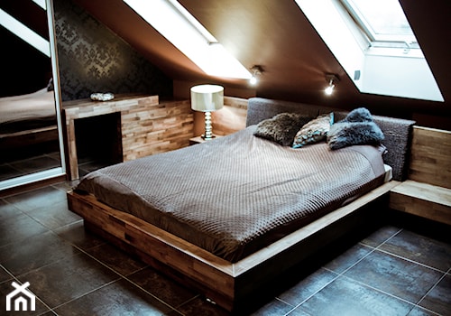 Duża brązowa z biurkiem sypialnia na poddaszu, styl nowoczesny - zdjęcie od Marcin Chwalik
