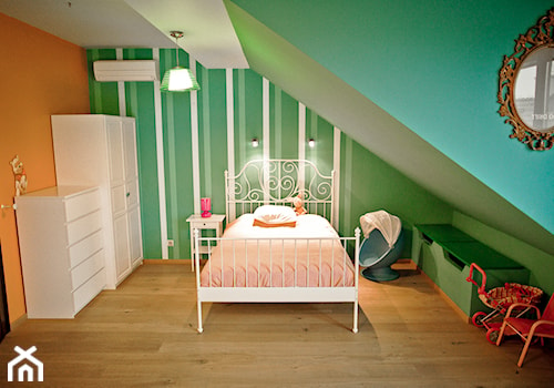 Średni pomarańczowy zielony pokój dziecka dla dziecka dla dziewczynki, styl nowoczesny - zdjęcie od Marcin Chwalik