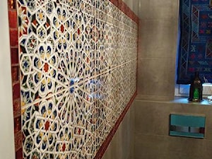 Płytki marokańskie Mattullah tworzą niepowtarzalny wzór na ścianie łazienki - zdjęcie od Kolory Maroka