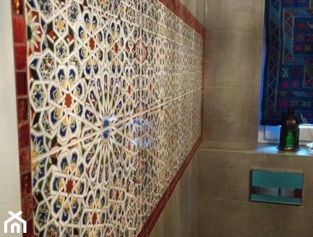 Aranżacje wnętrz - Łazienka: Płytki marokańskie Mattullah tworzą niepowtarzalny wzór na ścianie łazienki - Kolory Maroka. Przeglądaj, dodawaj i zapisuj najlepsze zdjęcia, pomysły i inspiracje designerskie. W bazie mamy już prawie milion fotografii!