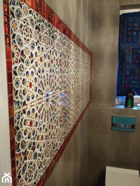 Płytki marokańskie Mattullah tworzą niepowtarzalny wzór na ścianie łazienki - zdjęcie od Kolory Maroka - Homebook