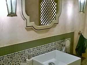 Płytki marokańskie Mattullah ułożone na ścianie łazienki - zdjęcie od Kolory Maroka