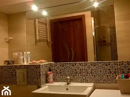Aranżacje wnętrz - Łazienka: Płytki marokańskie Nazir ułożone na ścianie łazienki - Kolory Maroka. Przeglądaj, dodawaj i zapisuj najlepsze zdjęcia, pomysły i inspiracje designerskie. W bazie mamy już prawie milion fotografii!