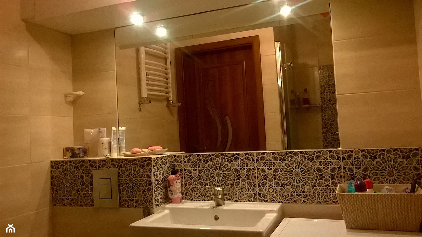 Płytki marokańskie Nazir ułożone na ścianie łazienki - zdjęcie od Kolory Maroka - Homebook