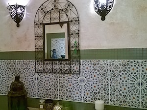 Płytki marokańskie Mattullah ułożone na ścianie salonu - zdjęcie od Kolory Maroka