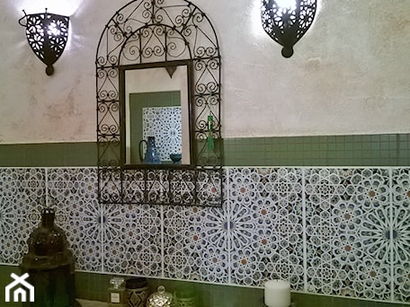 Aranżacje wnętrz - Salon: Płytki marokańskie Mattullah ułożone na ścianie salonu - Kolory Maroka. Przeglądaj, dodawaj i zapisuj najlepsze zdjęcia, pomysły i inspiracje designerskie. W bazie mamy już prawie milion fotografii!