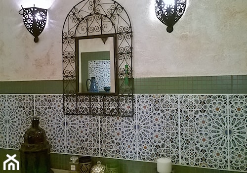 Płytki marokańskie Mattullah ułożone na ścianie salonu - zdjęcie od Kolory Maroka