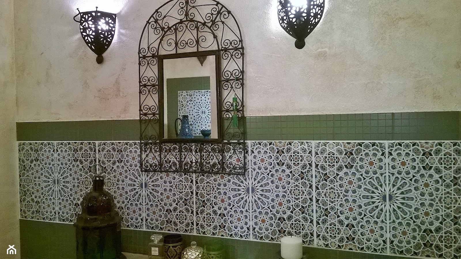 Płytki marokańskie Mattullah ułożone na ścianie salonu - zdjęcie od Kolory Maroka - Homebook