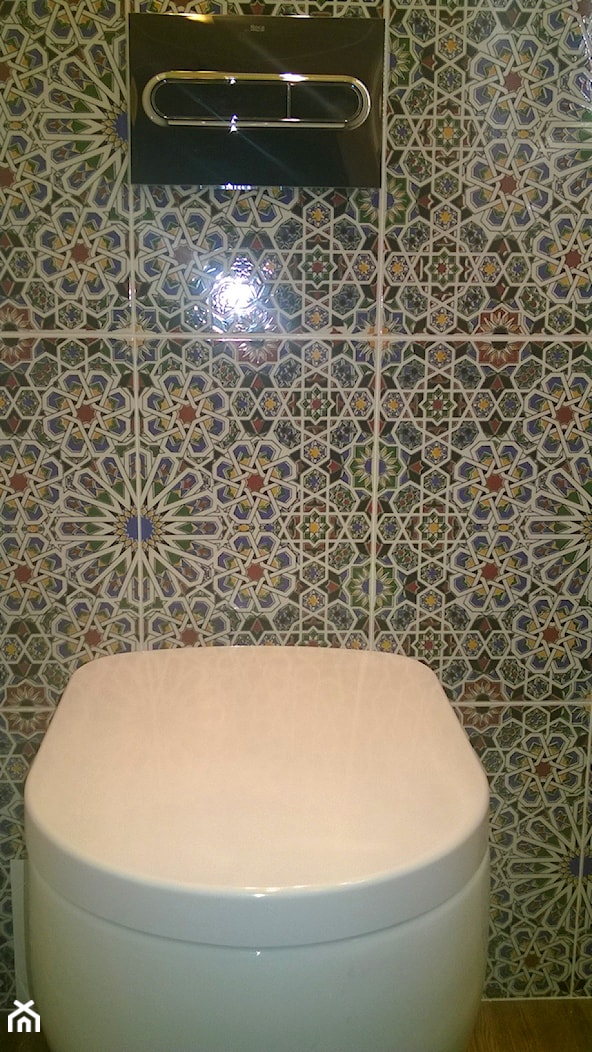 Płytki Mattullah - ceramiczne płytki z Maroka jako dekor na ścianiach w łązience - zdjęcie od Kolory Maroka - Homebook