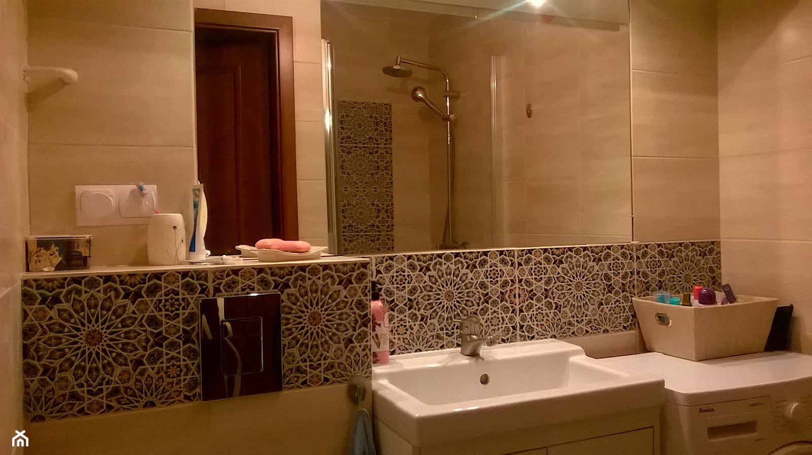 Płytki marokańskie Nazir ułożone na ścianie łazienki - zdjęcie od Kolory Maroka - Homebook