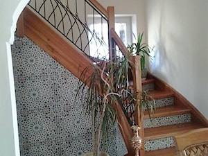Drewniane schody z wkomponowanymi płytkami ceramicznymi - zdjęcie od Kolory Maroka