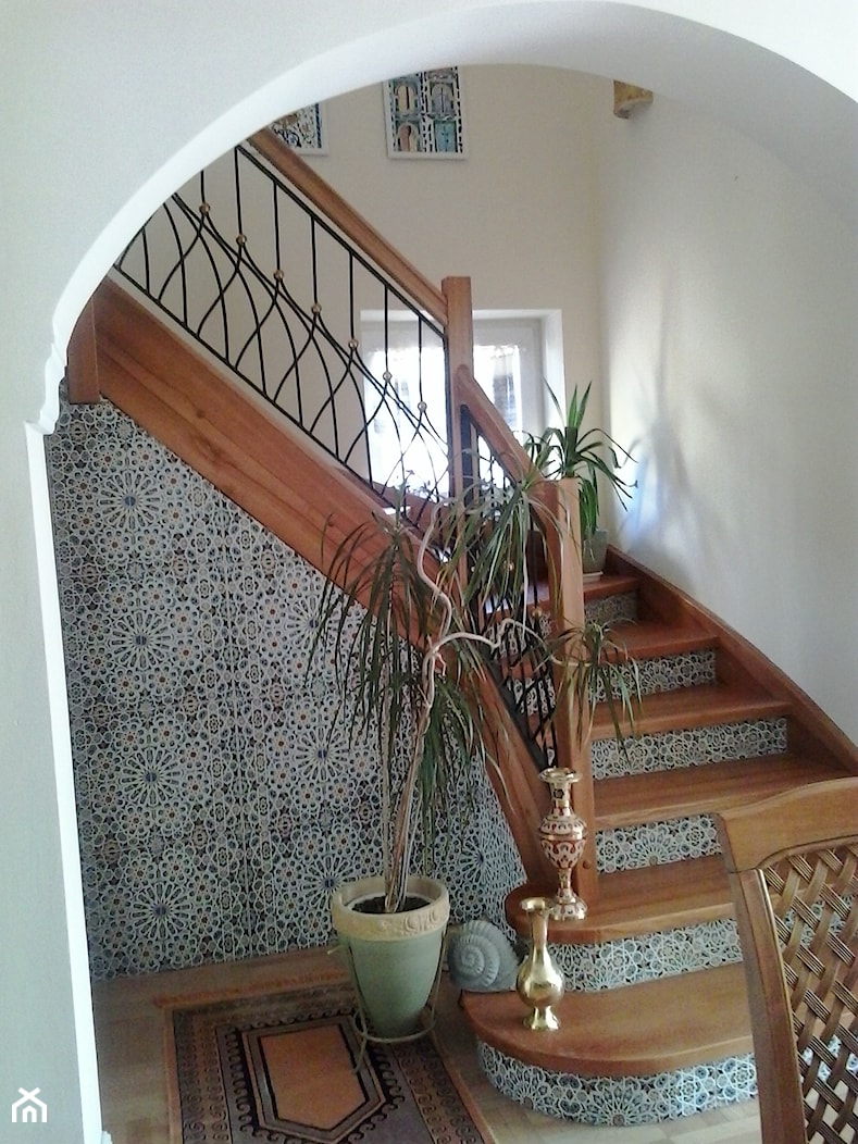 Drewniane schody z wkomponowanymi płytkami ceramicznymi - zdjęcie od Kolory Maroka - Homebook