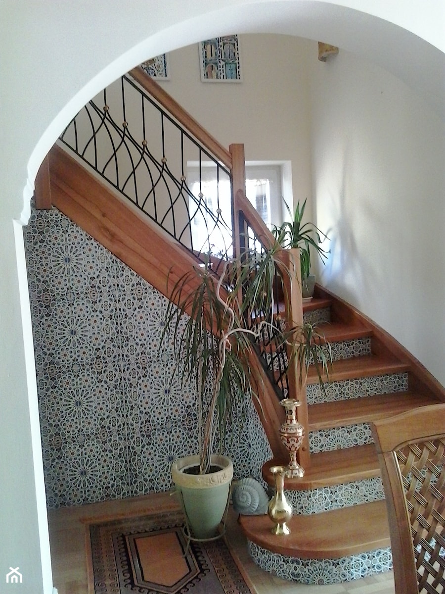 Drewniane schody z wkomponowanymi płytkami ceramicznymi - zdjęcie od Kolory Maroka