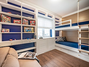 dom w Kołobrzegu - Średni biały niebieski z panelami tapicerowanymi pokój dziecka dla dziecka dla rodzeństwa, styl nowoczesny - zdjęcie od PROJEKTIVE