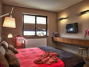 apartament w Kołobrzegu - Średnia brązowa sypialnia, styl nowoczesny - zdjęcie od PROJEKTIVE
