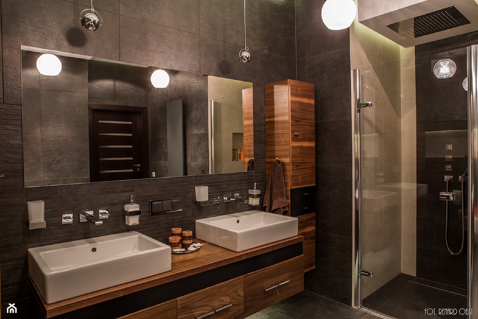 apartament, Poznań - Średnia z dwoma umywalkami z marmurową podłogą łazienka, styl nowoczesny - zdjęcie od inGROO | pracownia projektowa - Homebook