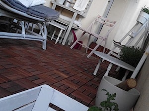 balkon fryzi - Średni w stylu vintage z meblami ogrodowymi z donicami na kwiaty taras, styl tradycyjny - zdjęcie od Izabela Sobolew