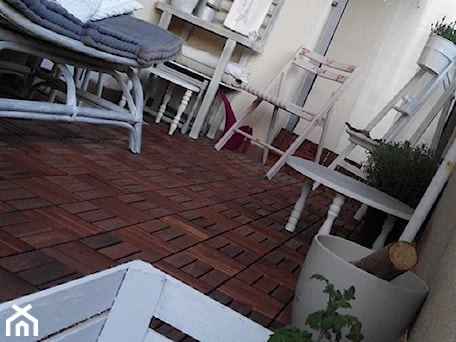 Aranżacje wnętrz - Taras: balkon fryzi - Średni w stylu vintage z meblami ogrodowymi z donicami na kwiaty taras, styl tradycyjny - Izabela Sobolew. Przeglądaj, dodawaj i zapisuj najlepsze zdjęcia, pomysły i inspiracje designerskie. W bazie mamy już prawie milion fotografii!