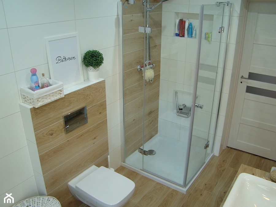 Metamorfoza łazienki w domu jednorodzinnym - Mała bez okna łazienka, styl skandynawski - zdjęcie od jestemanett