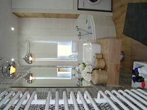 Metamorfoza łazienki w domu jednorodzinnym - Mała łazienka z oknem, styl skandynawski - zdjęcie od jestemanett