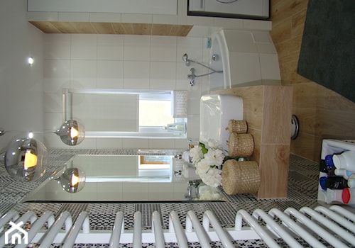 Metamorfoza łazienki w domu jednorodzinnym - Mała łazienka z oknem, styl skandynawski - zdjęcie od jestemanett