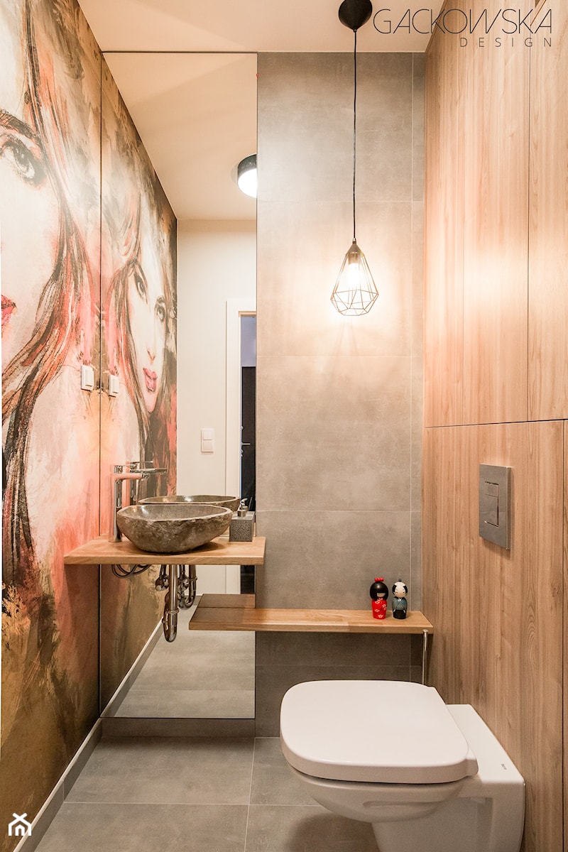 toaleta, łazienka z tapetą i kamienną umywalką wg GACKOWSKA DESIGN - zdjęcie od GACKOWSKA DESIGN