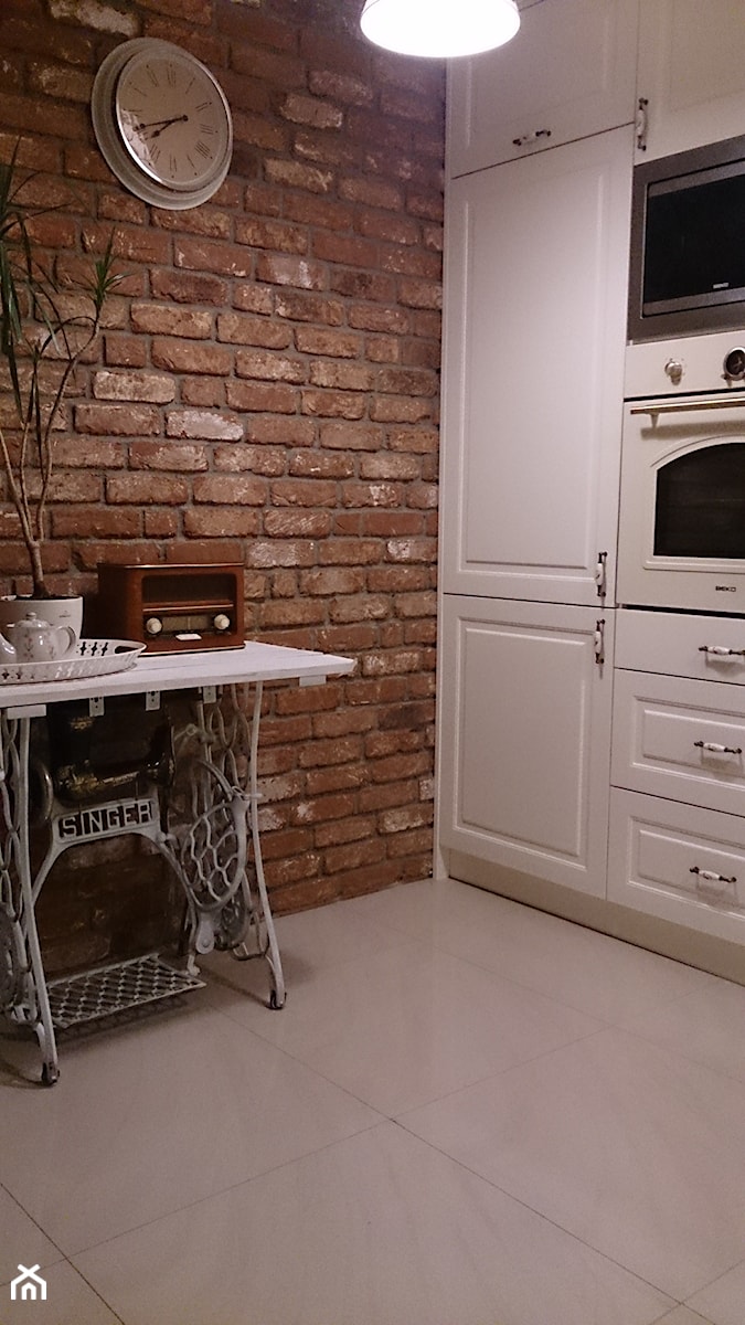 Średnia otwarta z salonem brązowa z zabudowaną lodówką kuchnia jednorzędowa, styl tradycyjny - zdjęcie od Mebel-Projekt