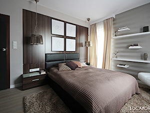 Mieszkanie we Wrocławiu - Średnia beżowa szara sypialnia, styl nowoczesny - zdjęcie od Locaforma