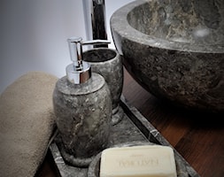 Akcesoria łazienkowe z szarego marmuru - zdjęcie od Industone - Homebook