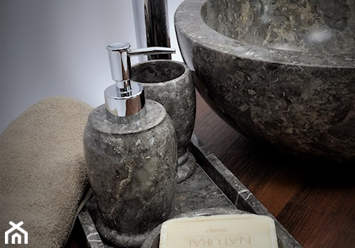 Akcesoria łazienkowe z szarego marmuru - zdjęcie od Industone