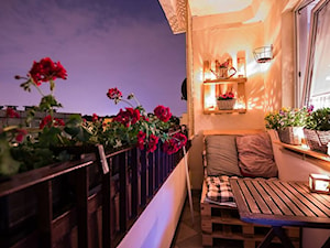 Balkon mój :) - Średni z meblami ogrodowymi z donicami na kwiaty z meblami z palet taras - zdjęcie od arabella2003