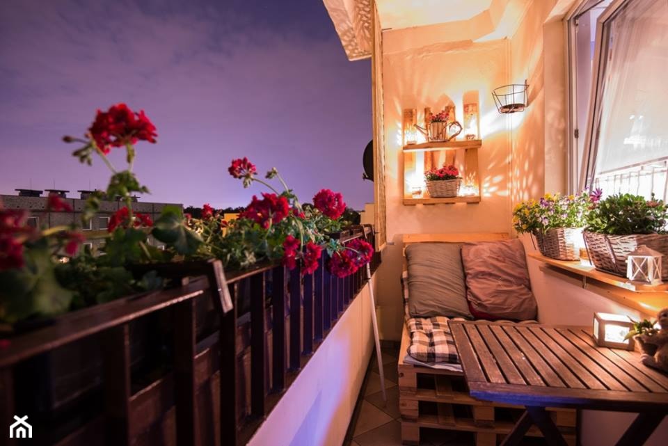 Balkon mój :) - Średni z meblami ogrodowymi z donicami na kwiaty z meblami z palet taras - zdjęcie od arabella2003 - Homebook