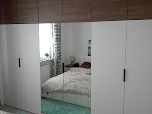 szafa i stoliki nocne - Mała biała sypialnia, styl nowoczesny - zdjęcie od Ada Wiśniewska -projektowanie mebli i wnętrz.