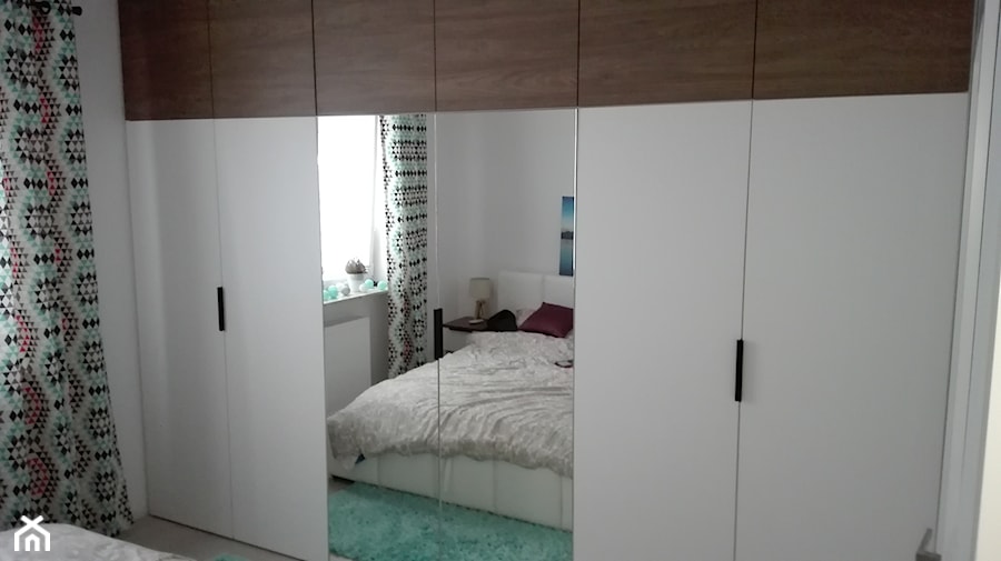 szafa i stoliki nocne - Mała biała sypialnia, styl nowoczesny - zdjęcie od Ada Wiśniewska -projektowanie mebli i wnętrz.