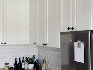 mała kuchnia - Średnia biała z zabudowaną lodówką z podblatowym zlewozmywakiem kuchnia w kształcie litery l, styl tradycyjny - zdjęcie od Ada Wiśniewska -projektowanie mebli i wnętrz.