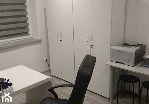 Biuro - Średnie w osobnym pomieszczeniu białe biuro - zdjęcie od mumu126p