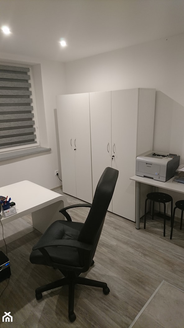 Biuro - Średnie w osobnym pomieszczeniu białe biuro - zdjęcie od mumu126p - Homebook