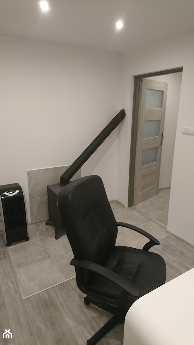 Biuro - Średnie w osobnym pomieszczeniu białe biuro - zdjęcie od mumu126p