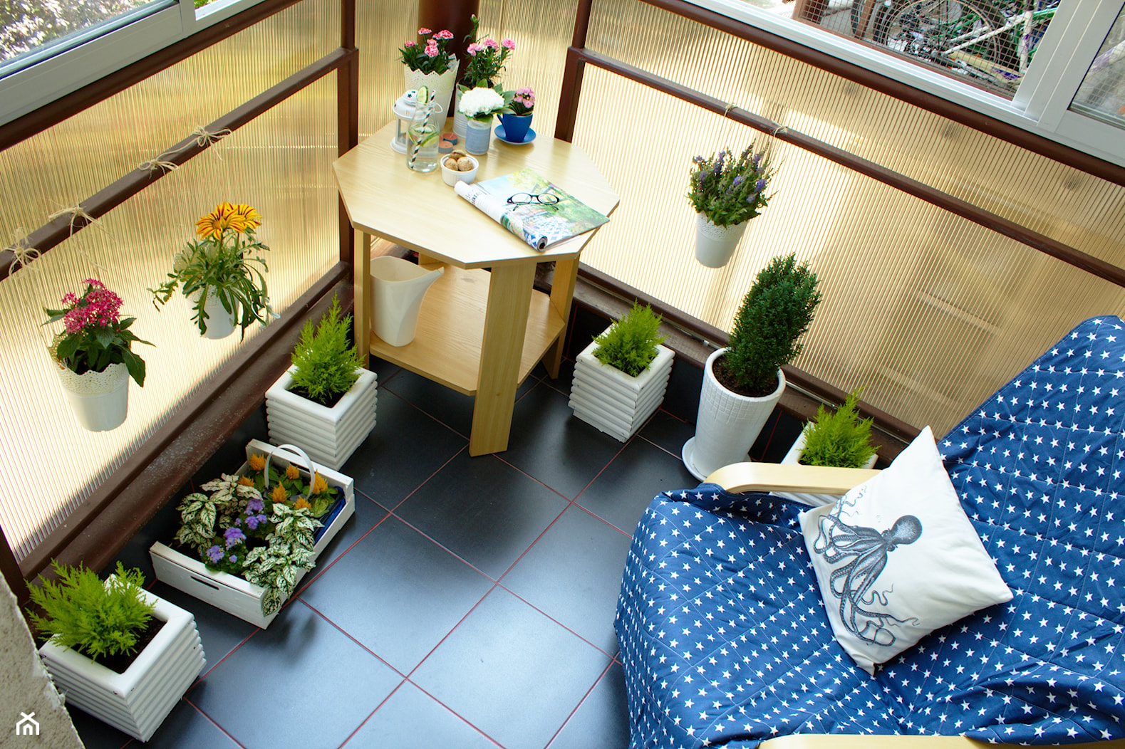 Balkon w bloku, czyli mój mały miejski ogródek - Mały z meblami ogrodowymi z donicami na kwiaty taras, styl skandynawski - zdjęcie od Ania Liszka - Homebook