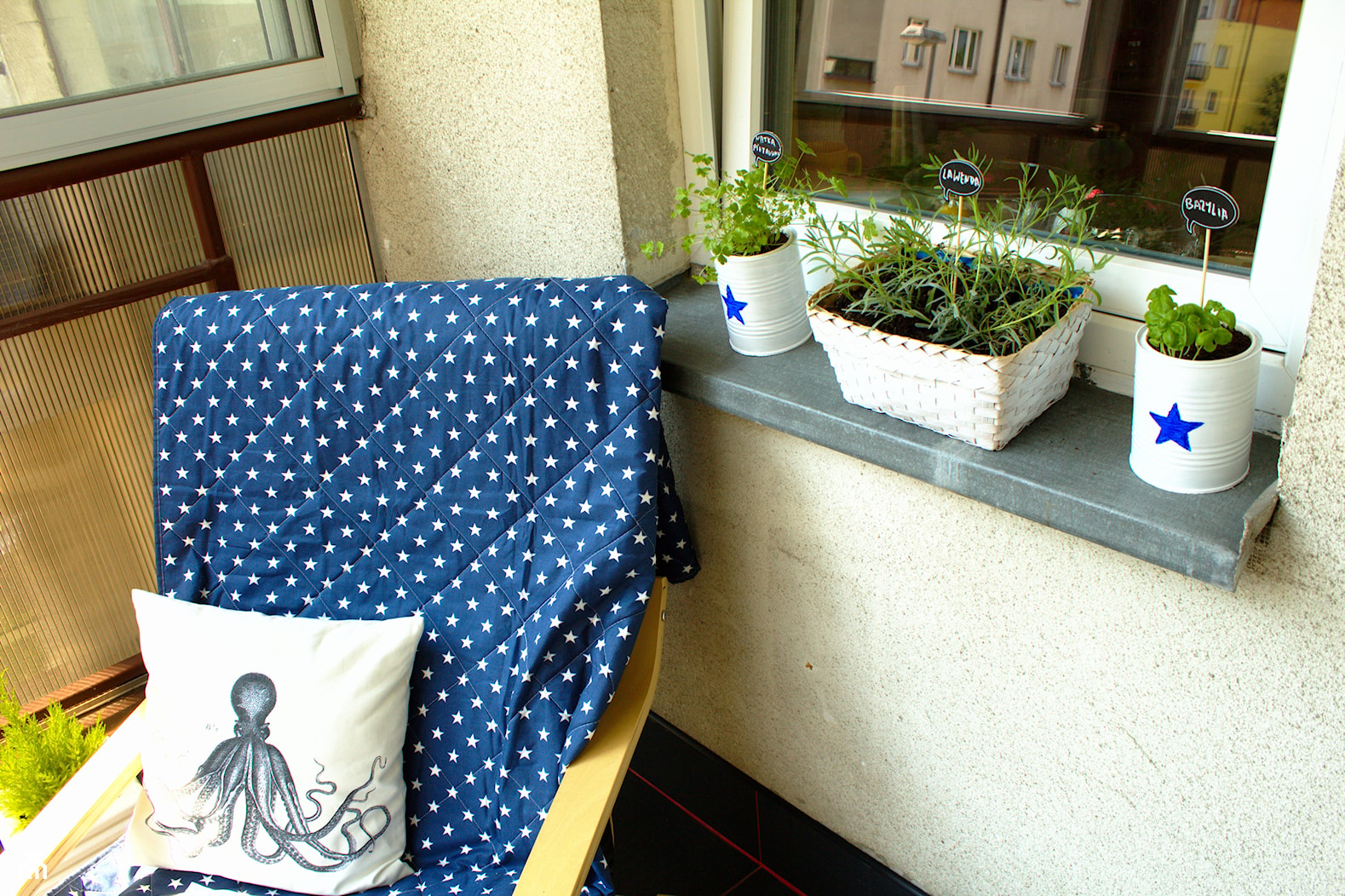 Balkon w bloku, czyli mój mały miejski ogródek - Mały z donicami na kwiaty taras, styl skandynawski - zdjęcie od Ania Liszka - Homebook