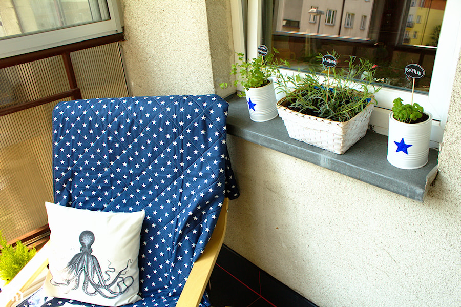 Balkon w bloku, czyli mój mały miejski ogródek - Mały z donicami na kwiaty taras, styl skandynawski - zdjęcie od Ania Liszka